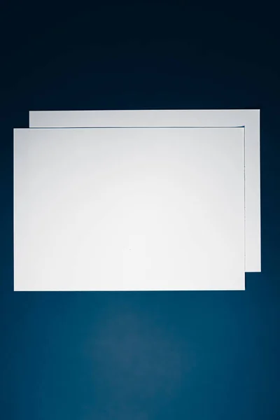 Tomma A4-papper, vit på blå bakgrund som kontorsmaterial platt, lyx branding platt låg och varumärke design för mockup — Stockfoto