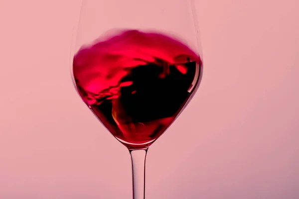 Vino rosso in cristallo, bevanda alcolica e aperitivo di lusso, enologia e viticoltura — Foto Stock