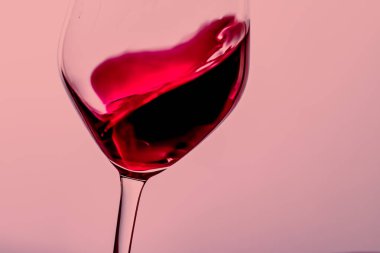 Kristal bardakta kırmızı şarap, alkol içeceği ve lüks aperatif, oenoloji ve ekolojik ürün