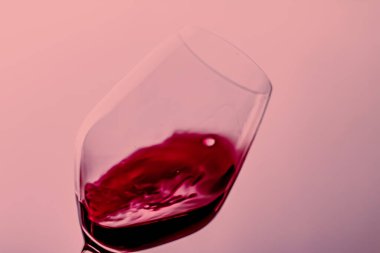 Kristal bardakta kırmızı şarap, alkol içeceği ve lüks aperatif, oenoloji ve ekolojik ürün