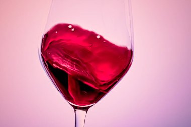 Kristal bardakta kaliteli kırmızı şarap, alkol içeceği ve lüks aperatif, oenoloji ve ekoloji ürünü.