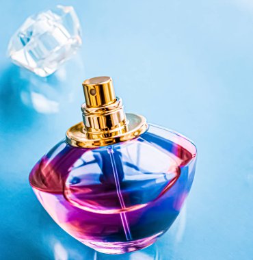 Parlak arka planda parfüm şişesi, tatlı çiçek kokusu, büyüleyici koku ve tatil hediyesi olarak da eau de parfum ve lüks kozmetik ürünleri markası tasarımı.