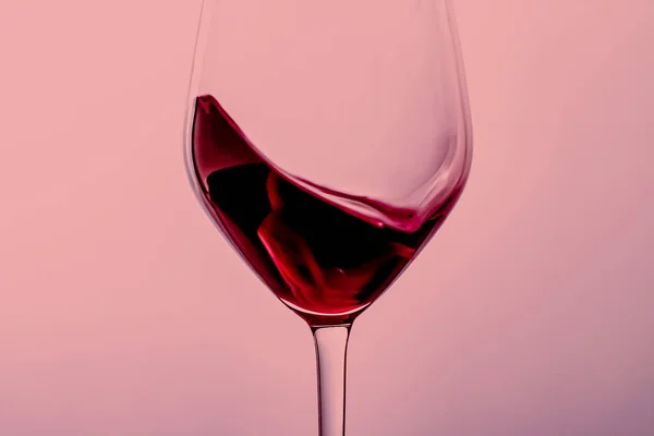 크리스털 유리, 알콜 음료 및 고급 aperitif, oenology 및 생물 재배 제품에 붉은 포도주 — 스톡 사진