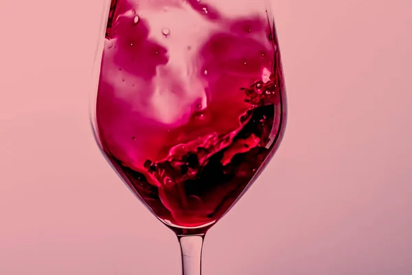 Vino tinto en copa de cristal, bebida alcohólica y aperitivo de lujo, enología y viticultura — Foto de Stock