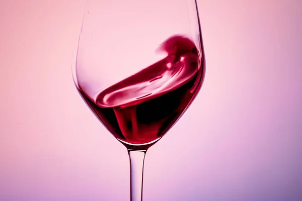Premium rode wijn in kristalglas, alcoholische drank en luxe aperitief, oenologie en wijnbouwproduct — Stockfoto