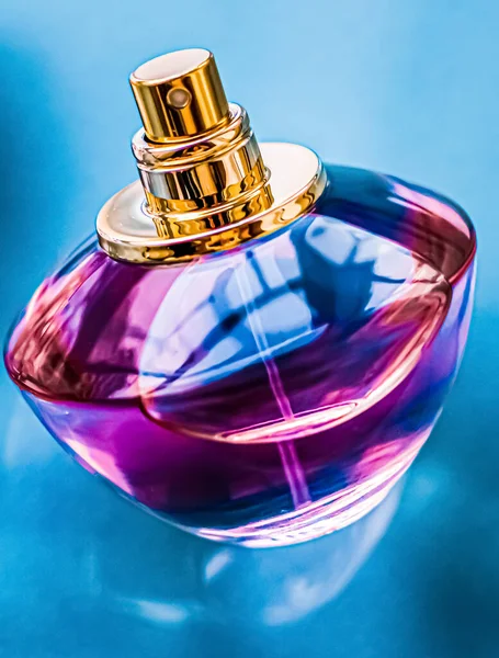 Parfumflesje op glanzende achtergrond, zoete bloemige geur, glamour geur en eau de parfum als vakantiecadeau en luxe beauty cosmetica merk design — Stockfoto