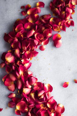 Mermer arka planda gül yaprakları, çiçek dekoru ve düğün örtüsü, davet için bayram tebrik kartı, düz dizayn