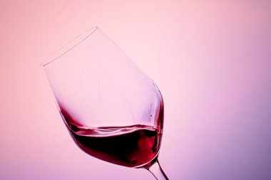 Kristal bardakta kaliteli kırmızı şarap, alkol içeceği ve lüks aperatif, oenoloji ve ekoloji ürünü.