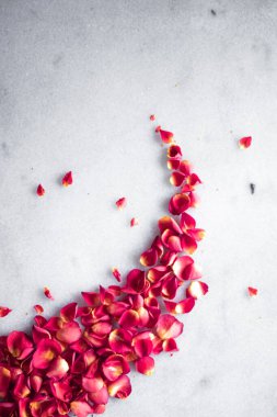 Mermer arka planda gül yaprakları, çiçek dekoru ve düğün örtüsü, davet için bayram tebrik kartı, düz dizayn