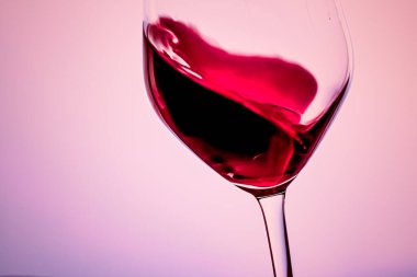 Kristal bardakta kaliteli kırmızı şarap, alkol içeceği ve lüks aperatif, oenoloji ve ekoloji ürünü.