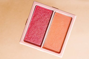 Altın arka planda izole bir şekilde uzanan göz makyajı ya da allık rengi palet, düz göz farı düz dizayn edilmiş göz farı, ezilmiş makyaj ve kozmetik ürün.