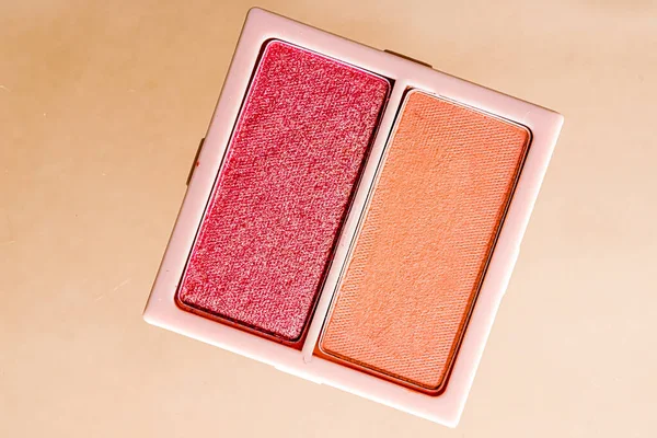 Pó de sombra ou paleta de maquiagem blush como flat lay isolado em fundo dourado, sombra de olhos de beleza como design flatlay, maquiagem esmagada e produto cosmético — Fotografia de Stock