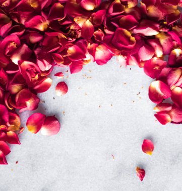 Mermer arka planda gül yaprakları, çiçek dekoru ve düğün örtüsü, davet için bayram tebrik kartı, düz dizayn