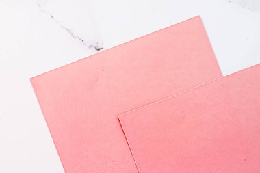 Beyaz mermer arka plan üzerine Pembe A4 kağıtları ofis kırtasiyesi düz döşeme, lüks markalaşma yatağı ve model kimlik tasarımı