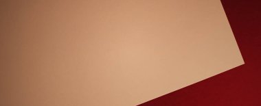 Boş A4 kâğıdı, koyu kırmızı arka planda bej ofis kırtasiyesi, lüks markalaşma düz yatak ve model kimlik tasarımı