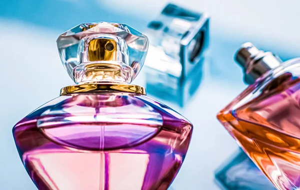 Bottiglia di profumo su sfondo lucido, dolce profumo floreale, fragranza glamour ed eau de parfum come regalo di festa e design di marca di cosmetici di bellezza di lusso — Foto Stock