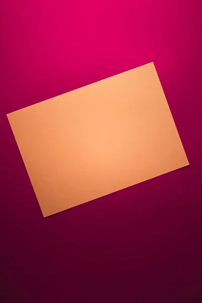 Papel A4 en blanco, marrón sobre fondo rosa como plano de papelería de oficina, diseño de identidad de marca de lujo y diseño de identidad de marca para maqueta — Foto de Stock