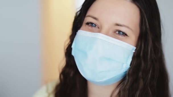 Glückliche Frau mit schützender Gesichtsmaske, lachend und lächelnd, positive Emotionen und Spaß, Quarantäne wegen Coronavirus-Pandemie, Virusinfektionsprävention und Gesundheitsschutzkonzept — Stockvideo