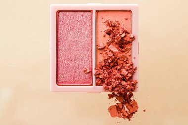 Altın arka planda izole bir şekilde uzanan göz makyajı ya da allık rengi palet, düz göz farı düz dizayn edilmiş göz farı, ezilmiş makyaj ve kozmetik ürün.