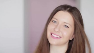 Işıl ışıl sağlıklı cilt, doğal makyaj ve uzun saç stili olan güzel bir kadın. Cilt bakımı, saç bakım konsepti, mutluluk gülümsemesi ve güzellik ve sağlık için olumlu duygular.