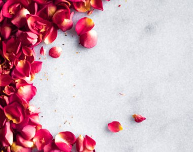 Mermer arka planda gül yaprakları, çiçek dekoru ve düğün örtüsü, davet için bayram tebrik kartı, düz dizayn