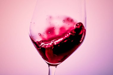 Kristal bardakta kaliteli kırmızı şarap, alkol içeceği ve lüks aperatif, oenoloji ve ekoloji ürünü.