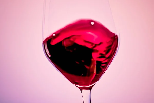Premium červené víno z křišťálového skla, alkoholických nápojů a luxusních aperitivů, enologie a vinařských produktů — Stock fotografie