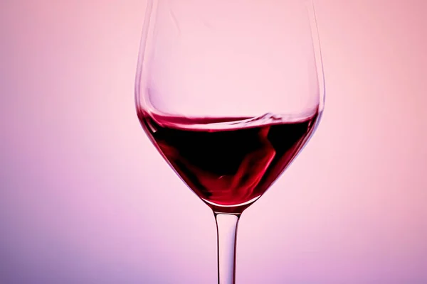 크리스털 유리, 알콜 음료 및 고급 aperitif, oenology 및 생식재에 대한 프리미엄 레드와인 — 스톡 사진