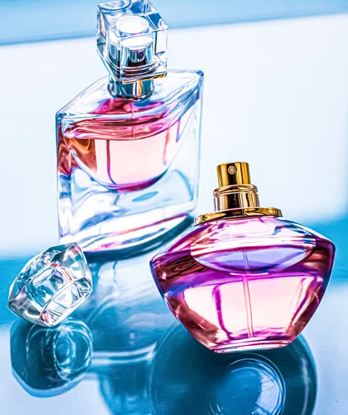 Parfümflasche auf glänzendem Hintergrund, süßer blumiger Duft, Glamour-Duft und Eau de Parfum als Urlaubsgeschenk und Luxuskosmetik Markendesign — Stockfoto