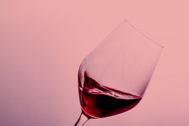 Kristal bardakta kırmızı şarap, alkol içeceği ve lüks aperatif, oenoloji ve ekolojik ürün