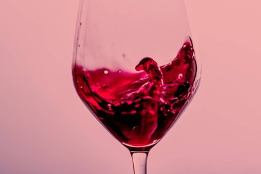 Kristal bardakta kırmızı şarap, alkol içeceği ve lüks aperatif, oenoloji ve ekolojik ürün