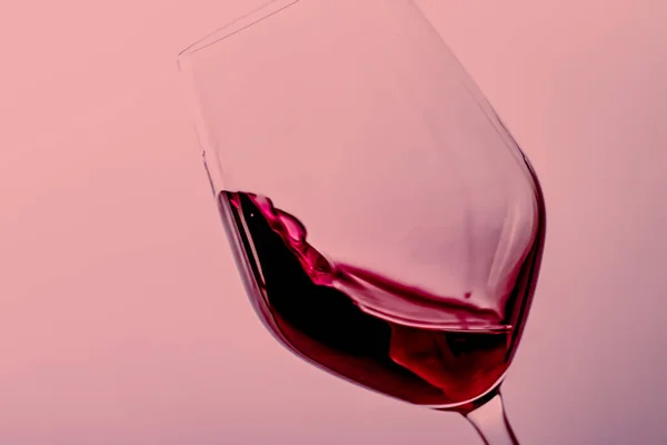 Rode wijn in kristalglas, alcoholische drank en luxueus aperitief, oenologie en wijnbouwproduct — Stockfoto