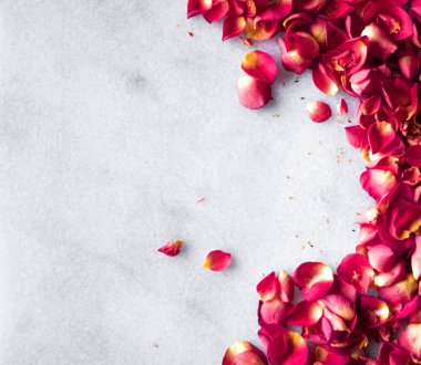 Mermer arka planda gül yaprakları, çiçek dekoru ve düğün örtüsü, davet için bayram tebrik kartı, düz dizayn