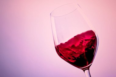 Kristal bardakta kaliteli kırmızı şarap, alkol içeceği ve lüks aperatif, oenoloji ve ekoloji ürünü.