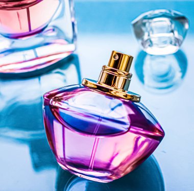 Parlak arka planda parfüm şişesi, tatlı çiçek kokusu, büyüleyici koku ve tatil hediyesi olarak da eau de parfum ve lüks kozmetik ürünleri markası tasarımı.