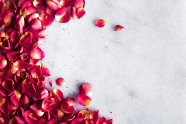 Mermer arka planda gül yaprakları, çiçek dekoru ve düğün örtüsü, davet için bayram tebrik kartı, düz dizayn