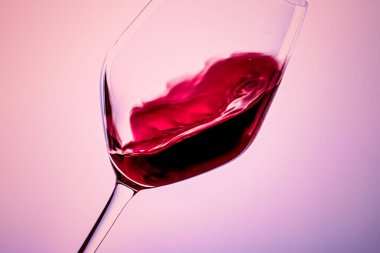 Kristal bardakta kaliteli kırmızı şarap, alkol içeceği ve lüks aperatif, oenoloji ve ekoloji ürünü.