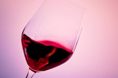 Kristal bardakta kaliteli kırmızı şarap, alkol içeceği ve lüks aperatif, oenoloji ve ekoloji ürünü.