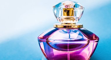 Parlak arka planda parfüm şişesi, tatlı çiçek kokusu, büyüleyici koku ve tatil hediyesi olarak da eau de parfum ve lüks kozmetik ürünleri markası tasarımı.