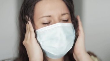 Koruyucu yüz maskesi takan stresli kadın baş ağrısı, stres ve negatif duygu, koronavirüs salgını, virüs enfeksiyonu önleme ve sağlık hizmetleri nedeniyle karantinada tecrit