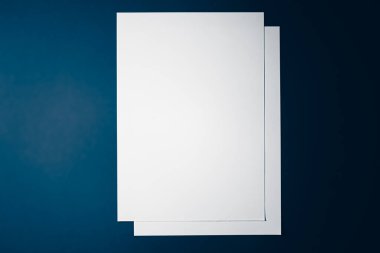 Boş A4 kağıt, ofis kırtasiyesi olarak beyaz arka plan, lüks markalaştırma dairesi ve model kimlik tasarımı