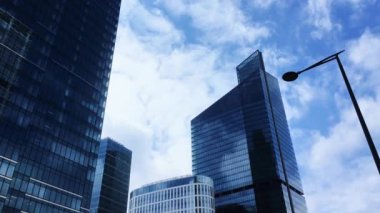 Finans bölgesindeki şirket binası, şehir merkezindeki modern gökdelen, ticari gayrimenkul işi ve çağdaş mimari.