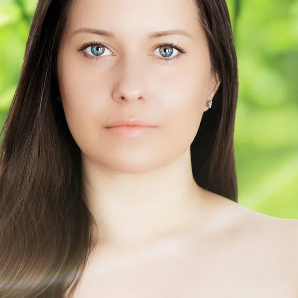 Schönheitsporträt einer jungen Frau für natürliche Hautpflege und Kosmetikmarke, Frühlingsnatur im Hintergrund als Wellness-, Gesundheits- und Bio-Schönheitskonzept — Stockfoto