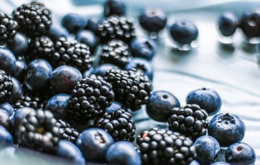 Meyve arka planı olarak yabanmersini ve böğürtlen, sağlıklı yiyecek ve meyve suyu, vegan atıştırmalığı ve diyet beslenme