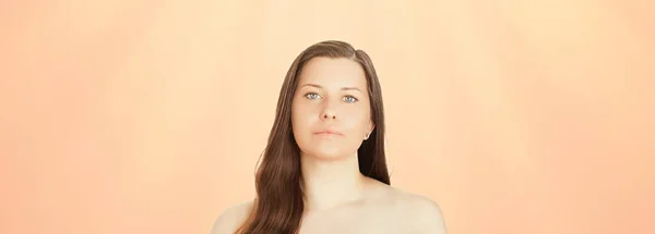 Napfényes arckép fiatal nőről, napbarnított bőrtónus és kozmetikumok. Gyönyörű barna nő modell természetes tan segítségével fényvédő termék — Stock Fotó