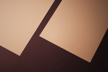 Boş A4 kağıt, koyu arkaplanda bej ofis kırtasiyesi, lüks markalaştırma dairesi ve model kimlik tasarımı