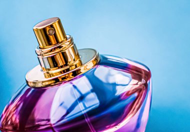 Parlak arka planda parfüm şişesi, tatlı çiçek kokusu, büyüleyici koku ve tatil hediyesi olarak da eau de parfum ve lüks kozmetik ürünleri markası tasarımı.