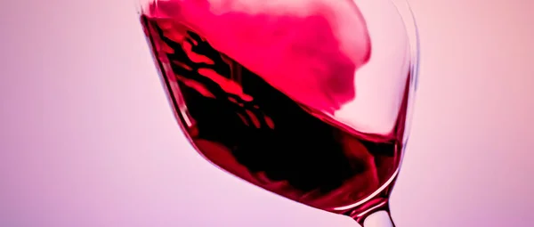 Prémium vörösbor kristályüvegben, alkoholtartalmú italban és luxus aperitifben, borászatban és szőlőtermesztésben — Stock Fotó