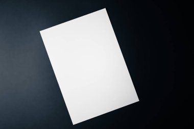 Boş A4 kağıt, ofis kırtasiyesi olarak beyaz arka plan, lüks markalaştırma dairesi ve model kimlik tasarımı