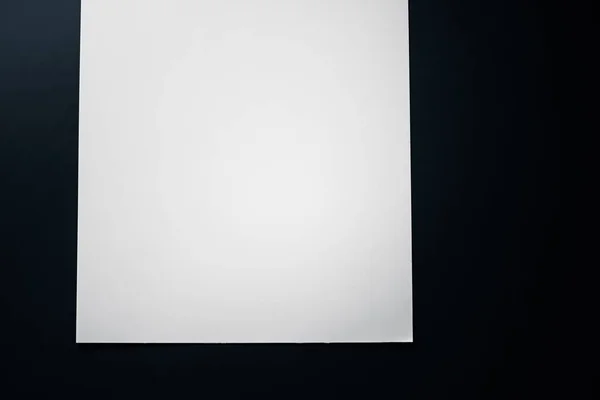 ブランクA4紙,オフィス文房具フラットレイとして黒の背景に白,高級ブランドフラットレイとモックアップのためのブランドアイデンティティデザイン — ストック写真